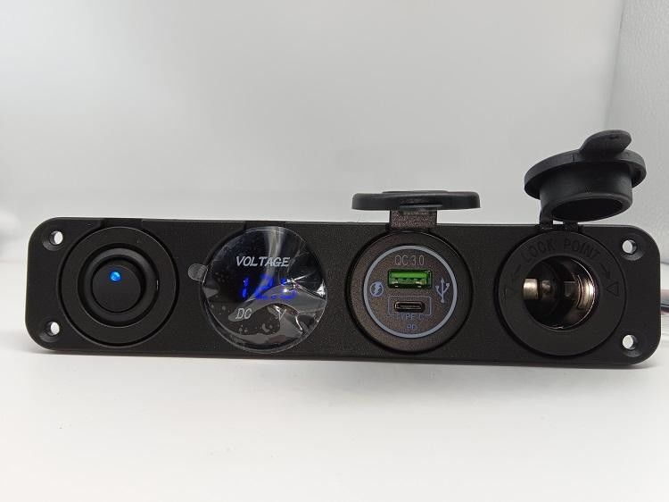 4 In 1 オートモーティブ ウォルトメーター 双 USB 12V 車用 煙草 灯具 電圧メーター 切り口付き