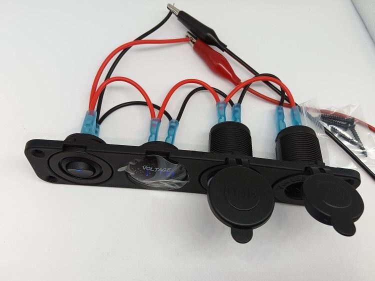 4 In 1 オートモーティブ ウォルトメーター 双 USB 12V 車用 煙草 灯具 電圧メーター 切り口付き